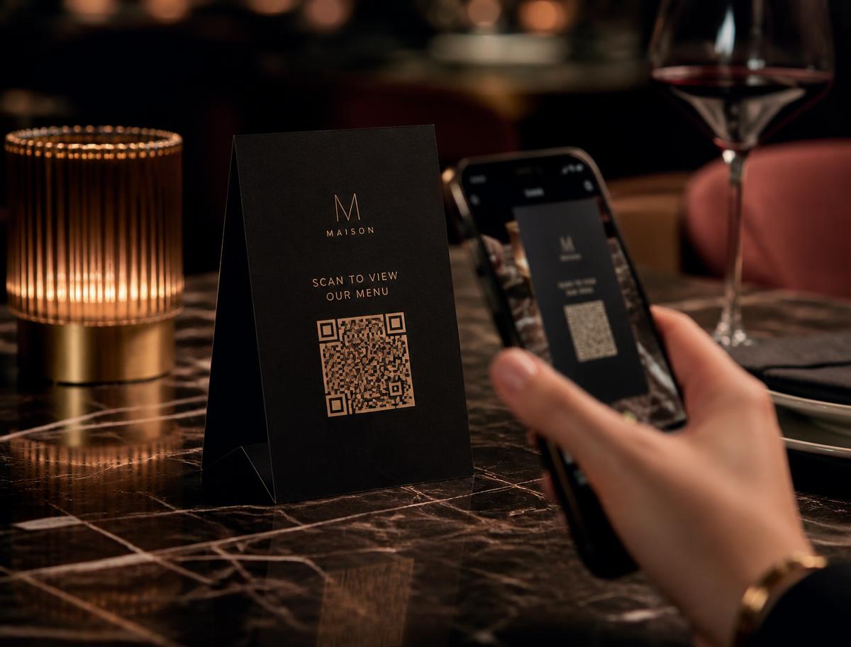 Kartička s QR menu na restauračním stole
